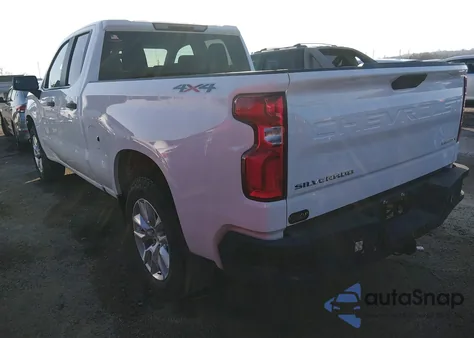 2021 Chevrolet Silverado 1500 4Wd Standard Bed Custom z USA, uszkodzony, nr VIN 1GCRYBEK2MZ360961